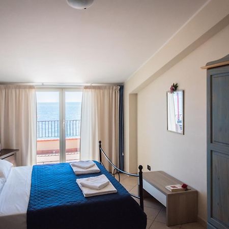 B&B La Sirena Santa Teresa Di Riva Buitenkant foto