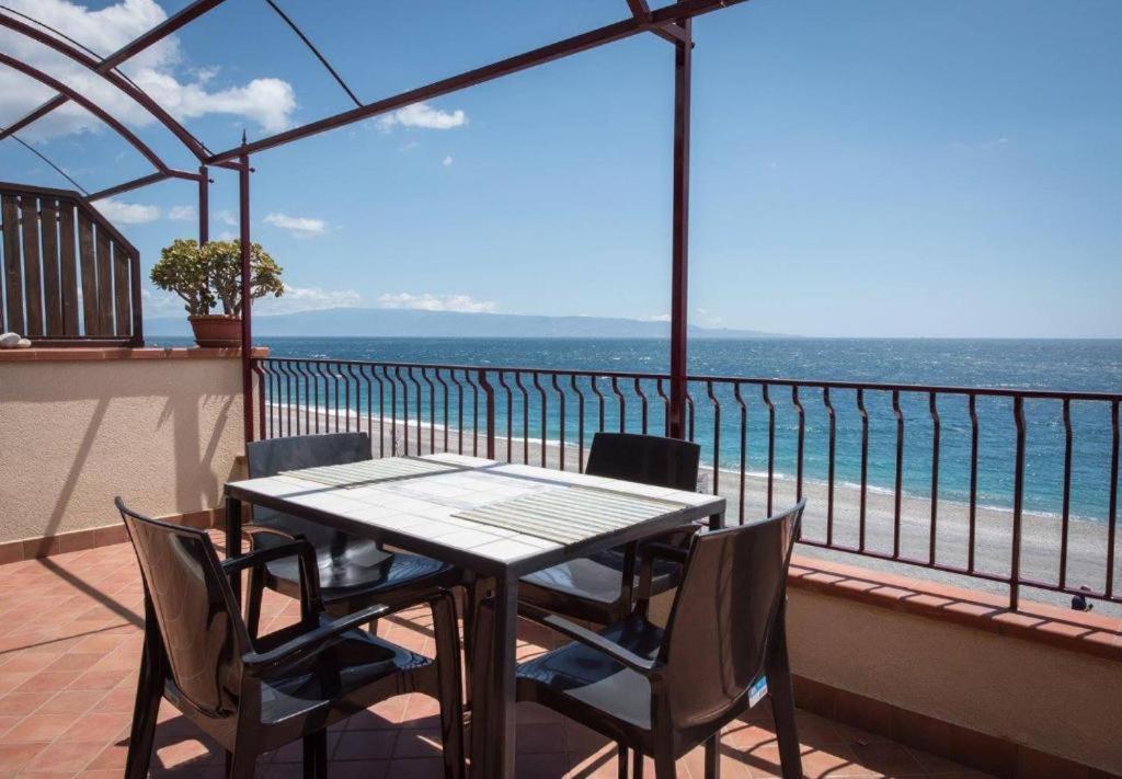 B&B La Sirena Santa Teresa Di Riva Buitenkant foto