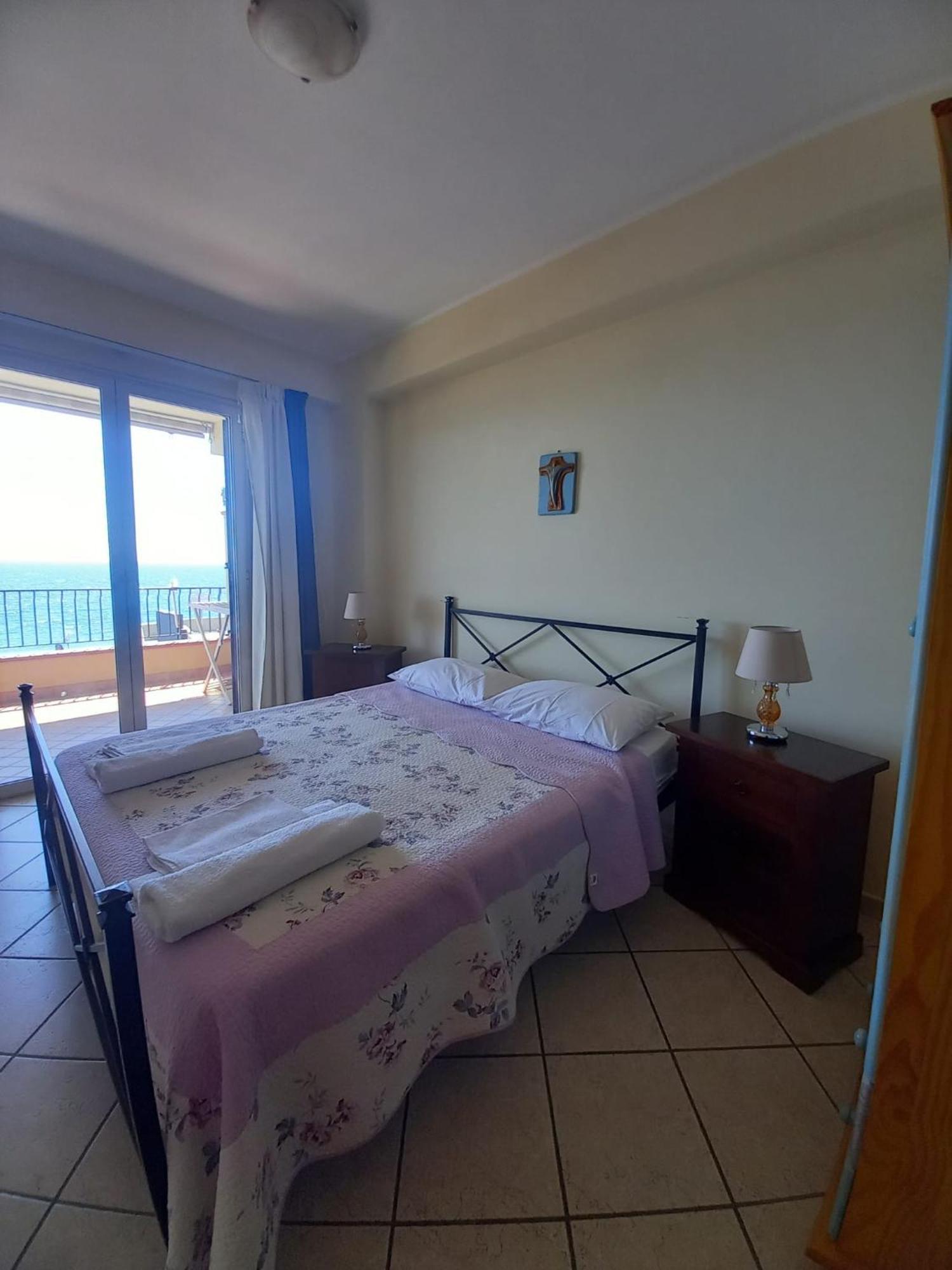 B&B La Sirena Santa Teresa Di Riva Buitenkant foto
