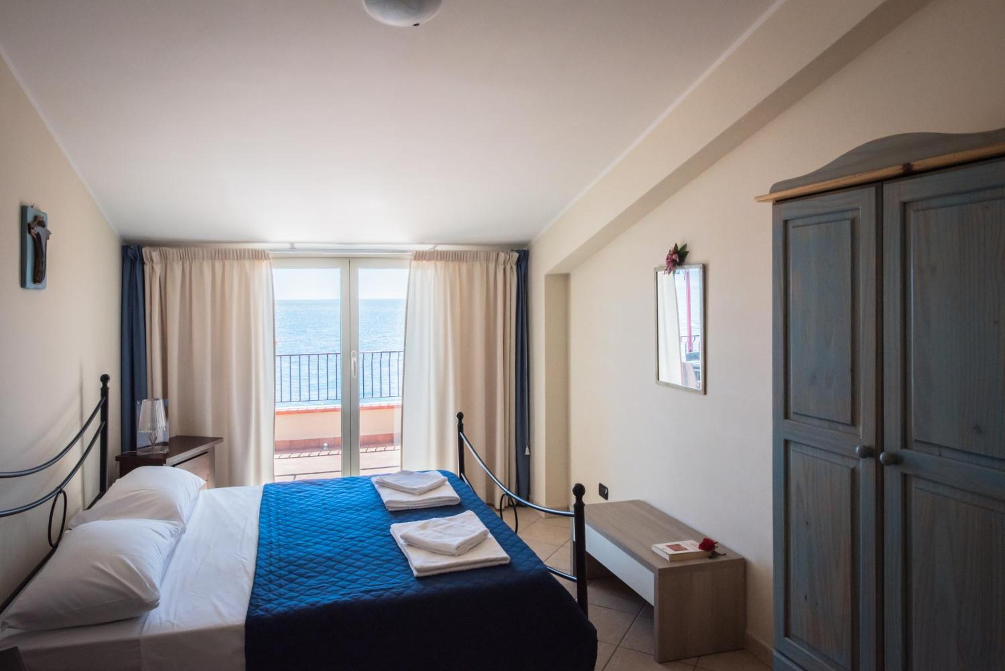 B&B La Sirena Santa Teresa Di Riva Buitenkant foto