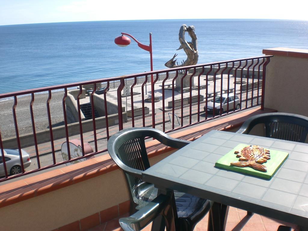 B&B La Sirena Santa Teresa Di Riva Buitenkant foto