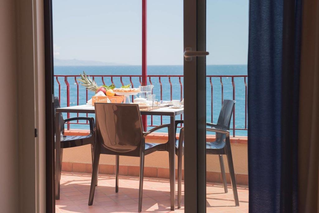 B&B La Sirena Santa Teresa Di Riva Buitenkant foto
