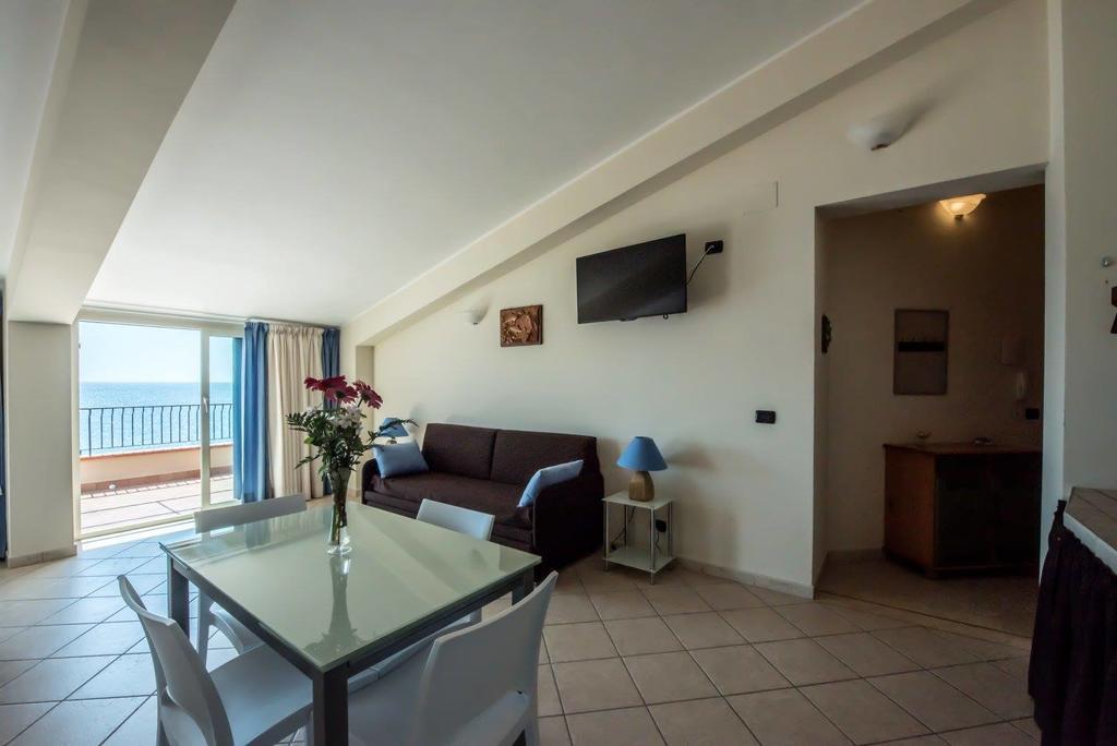B&B La Sirena Santa Teresa Di Riva Buitenkant foto