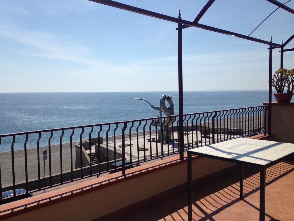 B&B La Sirena Santa Teresa Di Riva Buitenkant foto