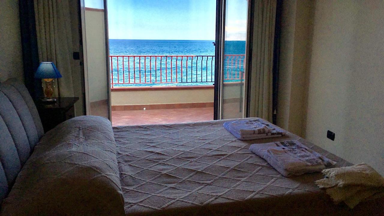 B&B La Sirena Santa Teresa Di Riva Buitenkant foto
