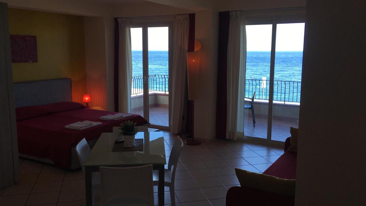 B&B La Sirena Santa Teresa Di Riva Buitenkant foto